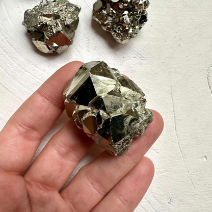 braun HOMES Pyrite Stone, Natural Fool's Gold Crystal, Decorative Stone for Home or Office Décor - label detail