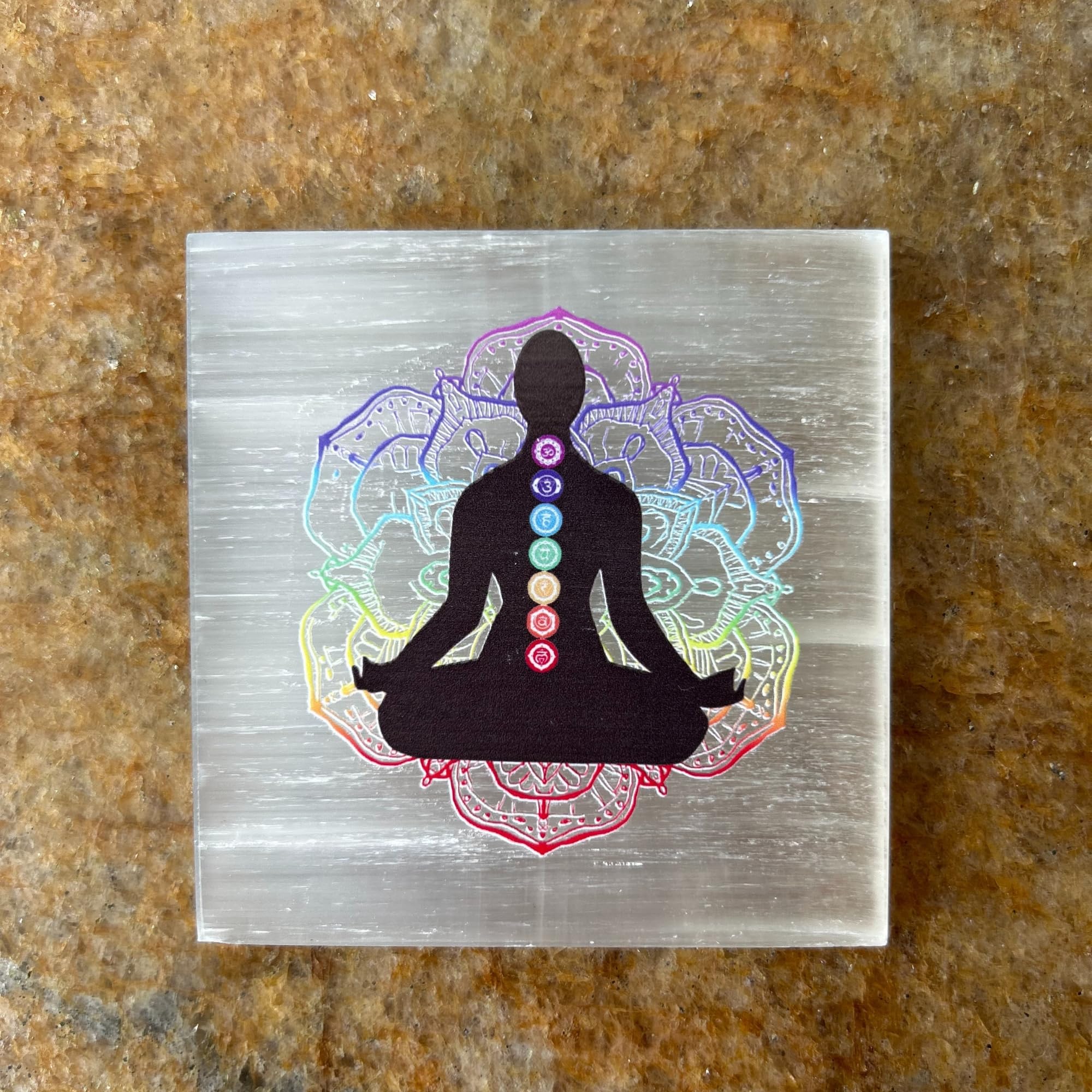 braun HOMES Selenite Charging Plate, 3 Inch, Natural Stone, Crystal Cleansing & Meditation Plate - close-up detail