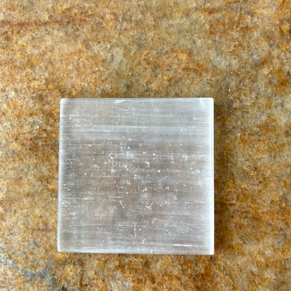 braun HOMES Selenite Charging Plate, 3 Inch, Natural Stone, Crystal Cleansing & Meditation Plate - close-up detail (30)