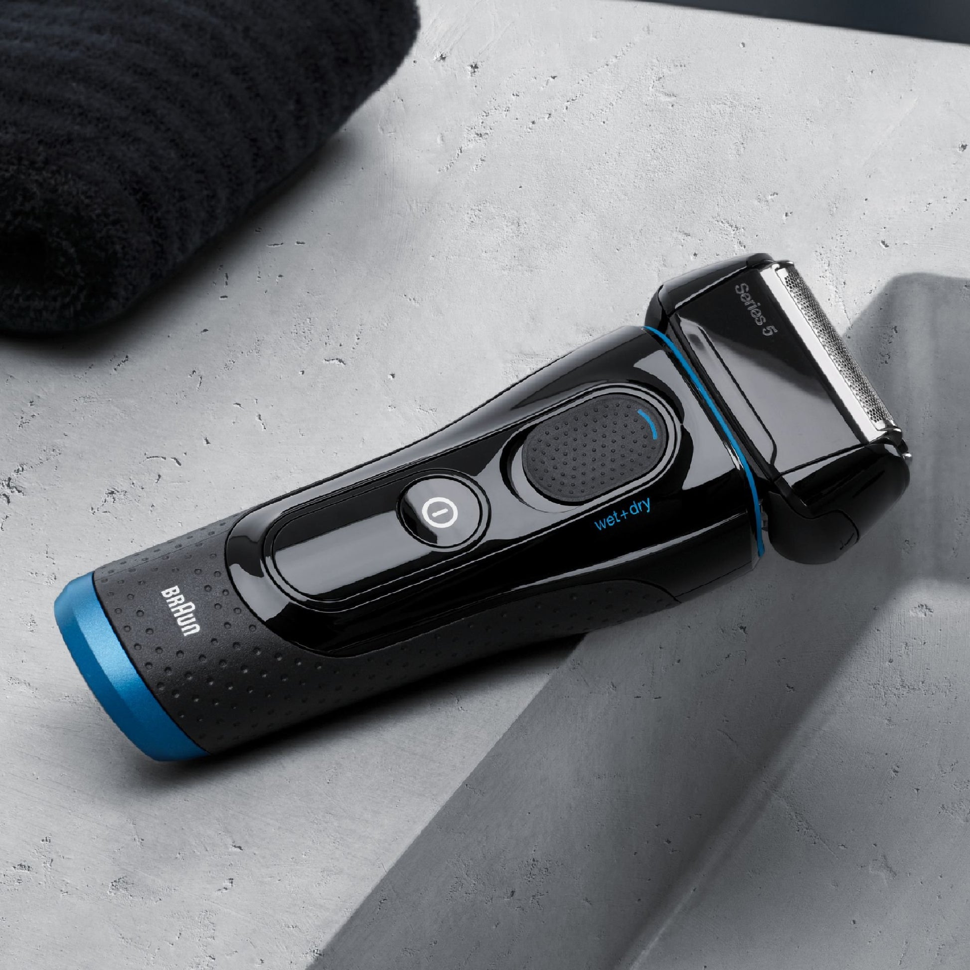 Braun Series-5 5040S Wet and Dry Electric Shaver, Men's Foil Shaver with FlexMotionTec - front view