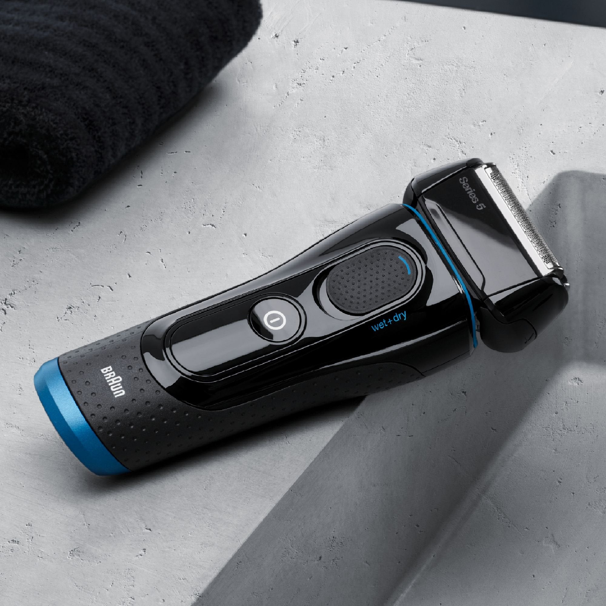 Braun Series-5 5040S Wet and Dry Electric Shaver, Men's Foil Shaver with FlexMotionTec - front view