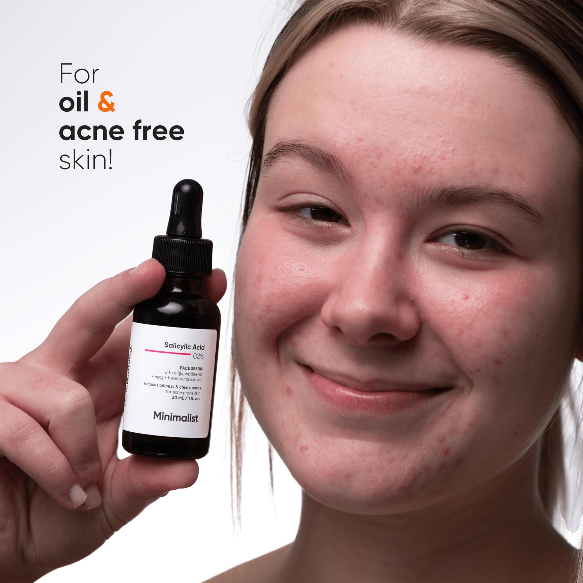 Minimalist 2% Salicylic Acid Serum, BHA Exfoliating Face Serum for Pore Cleansing and Oil Control - in use