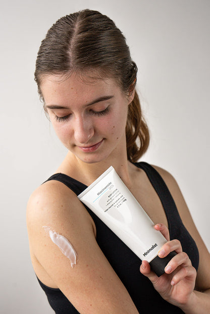 Minimalist Niacinamide 5% Body Lotion with Shea Butter, 180ml, Skin Moisturizer for Men and Women - close-up detail