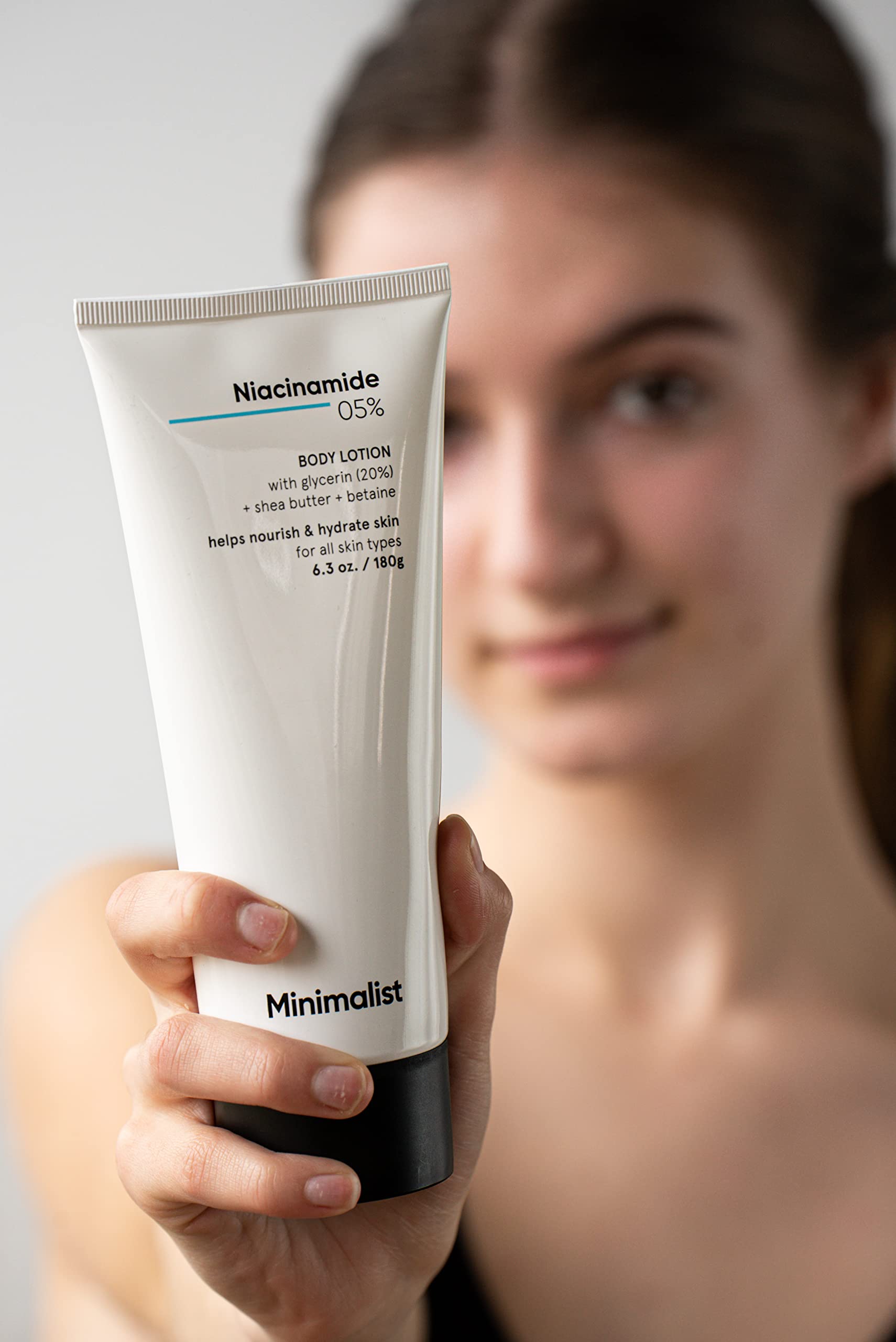 Minimalist Niacinamide 5% Body Lotion with Shea Butter, 180ml, Skin Moisturizer for Men and Women - in use