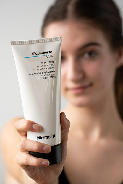 Minimalist Niacinamide 5% Body Lotion with Shea Butter, 180ml, Skin Moisturizer for Men and Women - in use