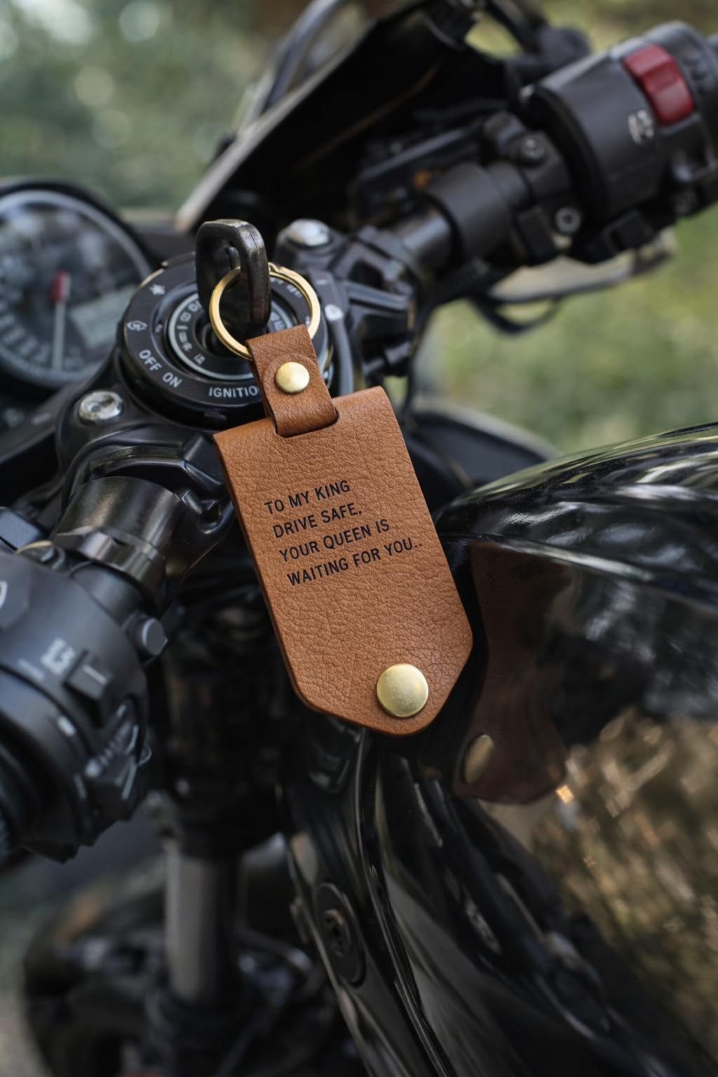 The Bae Gift Personalised Vegan Leather Keychain with Custom Name and Photo Slot, Unisex Modern Style - packaging (31)